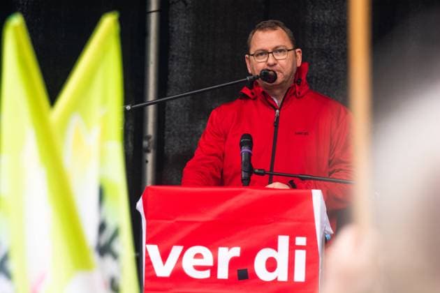 Public Sectors Workers Rally For Better Pay In Cologne The Chairman of Ver.di Labor Union, Frank Werneke, is speaking to the crowd as thousands of public sector workers, organized by Ver.di Labor Union, gather at Heumarkt Square in Cologne, Germany on March 21, 2023, increasing pressure on the federal government before the third round of negotiations throughout NRW. cologne Germany  Copyright: xYingxTangx originalFilename: tang-notitle230321_npRcG.jpg