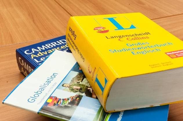 Hattingen, Bilingualer Unterricht Berufskolleg *** NUR FÜR REDAKTIONELLE ZWECKE *** EDITORIAL USE ONLY ***<p>Bilingualer Unterricht am Berufskolleg in Hattingen, Schulträger ist der Ennepe Ruhr Kreis, hier im Bild Lehrer Withold Lohmann (59) unterrichtet in seinen Fächern Informatik, Englisch, Soziologie und General Studies (Allgemeinbildung) sowohl in Englisch als auch in Deutsch, hier für ein Foto im Konferenszraum mit Unterrichtsmaterial im PC, Wörterbücher Deutschland NRW Hattingen Copyright: VolkerxSpeckenwirth *** Hattingen, bilingual Lessons Vocational College *** ONLY FOR EDITORIAL PURPOSE *** EDITORIAL USE ONLY *** P bilingual Lessons on Vocational College in Hattingen, school board is the Ennepe Ruhr Circle, here at Pict Copyright: VolkerxSpeckenwirth docnrwhugopicture130057538 EDITORIAL USE ONLY