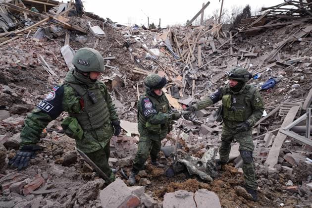 News Themen der Woche KW12 News Bilder des Tages RUSSIA, DONETSK - MARCH 22, 2023: Representatives of the Joint Centre for Control and Coordination (JCCC) examine the scene of shelling. The building of the water utility in the Petrovsky neighbourhood was damaged in shelling by the Ukrainian Armed Forces. The Donetsk People s Republic became part of Russia following the September 2022 referendum. Nikolai Trishin TASS  58002722