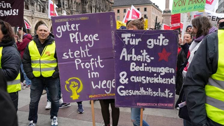 Muenchen Großstreiktag, Streik der Gewerkschaft Ver.di im oeffentlichen Dienst, Stadt Muenchen, Muenchen 21.03.2023 Demoschilder! Großstreiktag, Streik der Gewerkschaft Ver.di im oeffentlichen Dienst, Stadt Muenchen, Muenchen 21.03.2023 *** Munich major strike day, strike of the union Ver di in the public service, city of Munich, Munich 21 03 2023 demo signs major strike day, strike of the union Ver di in the public service, city of Munich, Munich 21 03 202 Copyright: xEibner-Pressefoto JohannxMedveyx EP_JMY