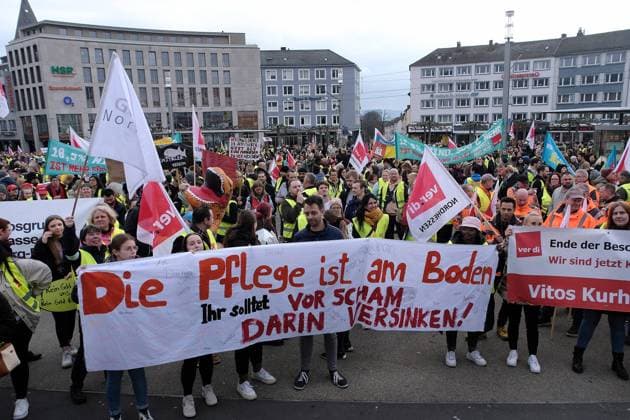22.03.2023 xkhx Kassel Warnstreik Verdi Keine Busse und Bahnen: Erneuter Warnstreik am im Nahverkehr bei der KVG in Kassel sowie der Müllabfuhr, Pfleger, Polizeigewerkschaft, Kita-Personal *** 03 22 2023 xkhx Kassel warning strike Verdi No buses and trains Renewed warning strike on in local transport at KVG in Kassel as well as garbage collection, nurses, police union, daycare staff KH