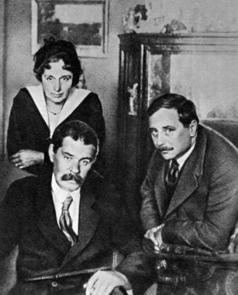 GORKY WELLS ANDREYEVA 5421 15.10.1920 A still from the film Maria Andreyeva is a Friend of Maxim Gorky. Gorky (left), Herbert Wells (right), and Andreyeva. RIA Novosti Sputnik St. Petersburg Russia  Copyright: xRIAxNovostix
