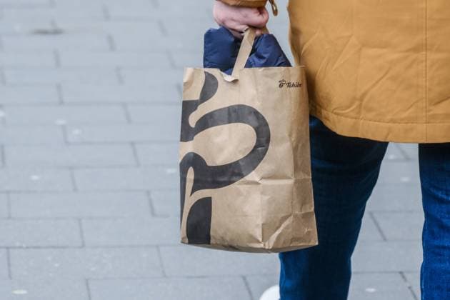 Düsseldorf 22.03.2023 Tchibo Kaffeerösterei Einkaufstasche Papiertasche Düsseldorf Nordrhein-Westfalen Deutschland *** Dusseldorf 22 03 2023 Tchibo coffee roastery shopping bag paper bag Dusseldorf North Rhine Westphalia Germany