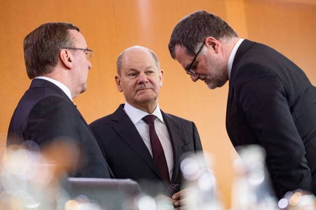 News Themen der Woche KW12 News Bilder des Tages (L-R) Verteidigungsminister Boris Pistorius, Bundeskanzler Olaf Scholz und Kanzleramtminister Wolfgang Schmidt vor der Kabinettssitzung im Kanzleramt in Berlin am 22. Februar 2023. Kabinettssitzung im Kanzleramt *** L R Defense Minister Boris Pistorius, Chancellor Olaf Scholz and Chancellery Minister Wolfgang Schmidt before the Cabinet meeting at the Chancellery in Berlin on February 22, 2023 Cabinet meeting at the Chancellors Office.