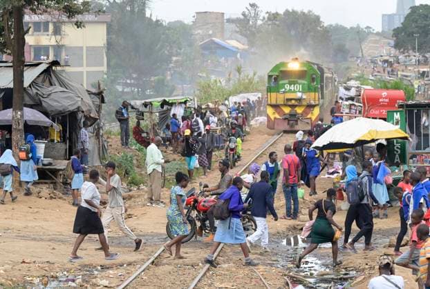 Kenya, Nairobi, slum Kibera KENYA, Nairobi, Kibera slum, railway line, commuter train in the evening *** KENIA, Nairobi, Kibera Slum, Bahnlinie, Pendlerbahn am Abend Nairobi Kenya