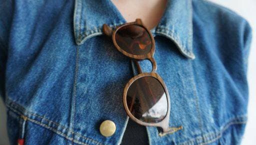 RECORD DATE NOT STATED A fashionable woman with a brown sunglasses on her jacket *** einer modisch Frau mit einer braune Sonnenbrille am her Jackett 15041186