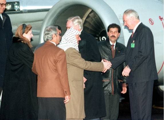 OSLO 19941210. NOBELS FREDSPRIS 1994. Nobels fredspris for 1994 er delt mellom Yasir Arafat, Shimon Peres og Yitzhak Rabin. Her ankommer PLO-formann Yasir Arafat og hans kone Suha, og blir tatt i mot av Nobelinstituttets direktor, Geir Lundestad, pa Oslo Lufthavn Fornebu. Foto: Knut Falch . OSLO NORWAY NORGE EDITORIAL USE ONLY Ref:ANazv5jSHrU.jpg *** OSLO 19941210 NOBELS PEACE PRIZE 1994 The Nobel Peace Prize for 1994 is shared between Yasir Arafat, Shimon Peres and Yitzhak Rabin Here PLO chairman Yasir Arafat and his wife Suha arrive, and are received by the Nobel Institutes director, Geir Lundestad, at Oslo Airport Fornebu Photo Knut Falch OSLO NORWAY NORWAY EDITORIAL USE ONLY 
