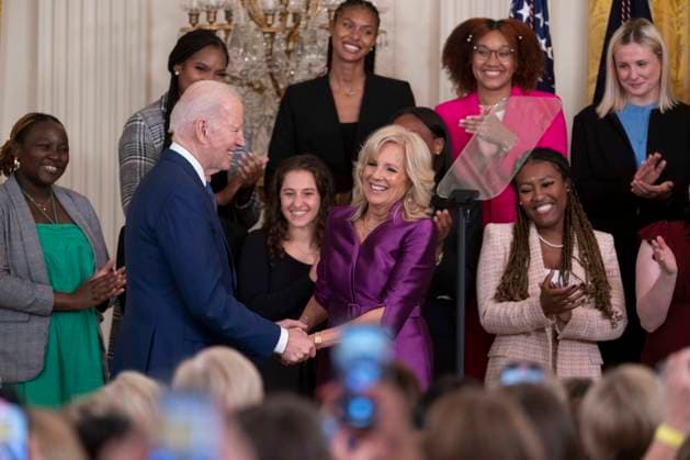 News Bilder des Tages March 22, 2023, Washington, District of Columbia, USA: United States President Joe Biden congratulates first lady Dr. Jill Biden after she spoke at a reception celebrating Women™s History Month at the White House in Washington, DC, on March 22, 2023 Washington USA - ZUMAs152 20230322_zaa_s152_148 Copyright: xChrisxKleponisx