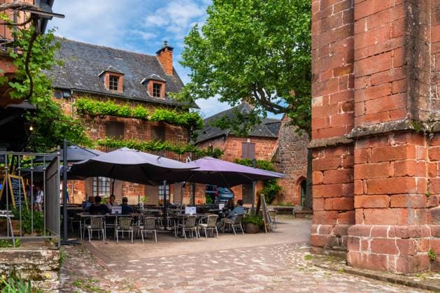 IMAGO Creative, Sommer, Schatten-Plätze bei Hitze Collonges-la-Rouge Collonges-la-Rouge, France - 13 May, 2022: tourists enjoy a drink and meal in a quaint restaurant in the red sandstone village of Collonges-la-Rouge Copyright: xZoonar.com NandoxLardix 18693394