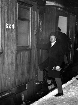 Oslo 19731217: En dag i handelsminister Jens Evensens liv. Her gar Jens Evensen ombord pa toget pa Asker stasjon, i trad med regjeringens retningslinjer for oljekrisen. Foto: Ivar Aaserud Aktuell NTBscanpix Oslo Norge Norway EDITORIAL USE ONLY Ref:_POLnxH19nRSE5A.jpg *** Oslo 19731217 A day in the life of trade minister Jens Evensen Here Jens Evensen boards the train at Asker station, in line with the governments guidelines for the oil crisis Photo Ivar Aaserud Aktuell NTBscanpix Oslo Norway Norway EDITORIAL USE ONLY 
