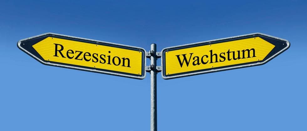 zwei Wegweiser mit Rezession und Wachstum zwei Wegweiser mit Rezession und Wachstum, 20.03.2023, Borkwalde, Brandenburg, In zwei Richtungen zeigen Wegweiser mit den Schriftzügen Rezession und Wachstum. *** two signposts with recession and growth two signposts with recession and growth, 20 03 2023, Borkwalde, Brandenburg, In two directions show signposts with the lettering recession and growth