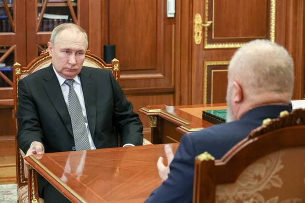 News Themen der Woche KW12 News Bilder des Tages RUSSIA, MOSCOW - MARCH 23, 2023: Russia s President Vladimir Putin (L) meets with Kemerovo Region Governor Sergei Tsivilev at the Moscow Kremlin. Gavriil Grigorov Russian President Press Office TASS  58020201