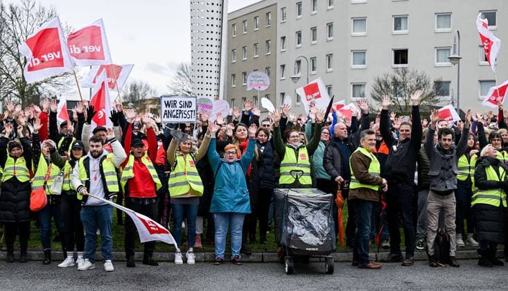 News Themen der Woche KW12 News Bilder des Tages 23.03.2023, xpsx, Lokal Hanau Streik Öffentlicher Dienst v.l., Hanau Hessen Deutschland (DEU) Kurt Schumacher Platz^ *** 23 03 2023, xpsx, local Hanau strike public service v l , Hanau Hesse Germany DEU Kurt Schumacher Platz^