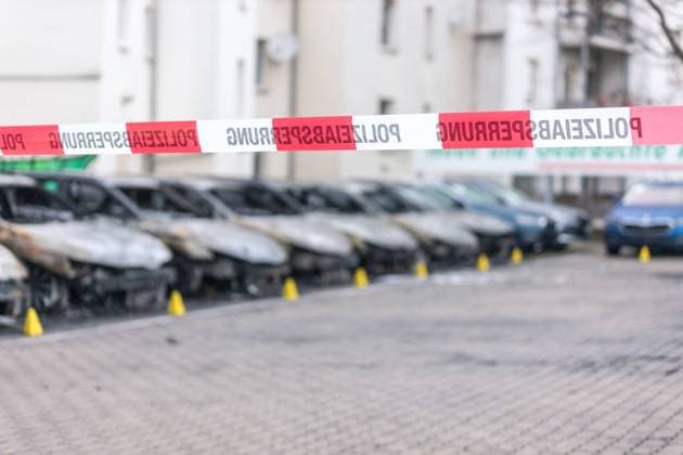 News Themen der Woche KW12 News Bilder des Tages Aus bislang unklarer Ursache kam es am frühen Morgen des 23. März 2023 zum Brand mehrerer Fahrzeuge auf der Freifläche eines Autohauses in der Bernhardstraße. Die Flammen griffen in der Folge auf weitere Fahrzeuge über und es entstand eine starke Rauchentwicklung. Für die Dauer der Löscharbeiten musste die Bernhardstraße zwischen der Breite Straße und der Wiebelstraße bis circa 6:00 Uhr gesperrt werden. Im Rahmen der Fahndungsmaßnahmen vor Ort kam auch ein Hubschrauber der Bundespolizei zum Einsatz. An mehreren Fahrzeugen entstanden Totalschäden. Personen wurden nicht verletzt. Die Gesamthöhe des entstandenen Schadens konnte noch nicht abschließend beziffert werden. Die Kriminalpolizei hat die Ermittlungen wegen des Verdachts