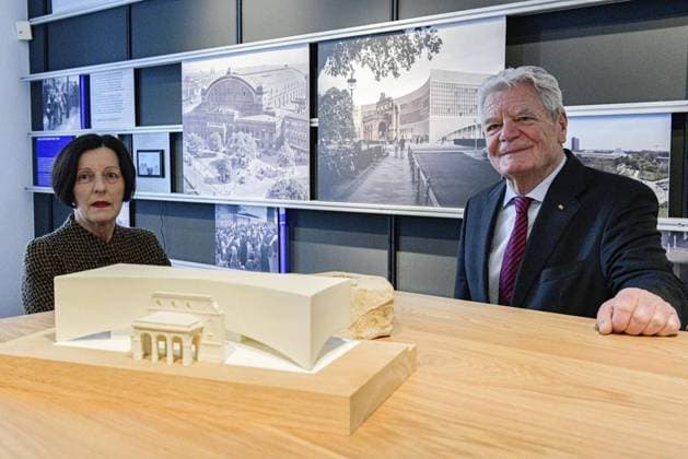 News Themen der Woche KW12 News Bilder des Tages Eröffnung des Werkstatt Exilmuseums *** NUR FÜR REDAKTIONELLE ZWECKE *** EDITORIAL USE ONLY ***<p>Literaturnobelpreisträgerin Herta Müller und Ex-Bundespräsident Joachim Gauck nehmen an einer Pressekonferenz zur Eröffnung des Werkstatt Exilmuseums teil, fotografiert am 22.März 2023 in Berlin. Deutschland Berlin Berlin Copyright: MaurizioxGambarini *** Opening of the Werkstatt Exilmuseum FOR EDITORIAL PURPOSES ONLY EDITORIAL USE ONLY p Nobel laureate in literature Herta Müller and former German president Joachim Gauck attend a press conference for the opening of the Werkstatt Exilmuseum, photographed on March 22, 2023 in Berlin Germany Berlin Copyright MaurizioxGambarini Copyright: MaurizioxGambarini doc7pgi8i1e8y9p5v0n3wi ,EDITORIAL USE ONLY