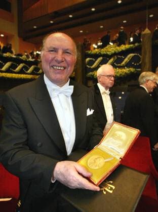 STOCKHOLM 021210 - Litteraturpristagaren Imre Kertesz visar upp Nobelmedaljen. STOCKHOLM SVERIGE x1030x *** STOCKHOLM 021210 Literature prize winner Imre Kertesz displays the Nobel medal STOCKHOLM SWEDEN x1030x  Copyright: xJONASxEKSTRÖMERx NOBEL 2002 KONSERTHUSET