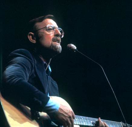 Historiskebilder Oslo, 1976-09-01: Den britiske artisten ROGER WHITTAKER i Norge under en konsert i Oslo, august 1976. Whittaker er sanger, sangskribent og gitarist og et toppnavn pa musikklistene 1976. Ikke minst er han kjent for sin plystring. Whittaker far et dryss av gullplater og solvplater mens han er i Norge. Bildet: Roger Whittaker fotografert i Oslo, 29. august 1976. FOTO: Oddvar Walle Jensen OSLO NORWAY NORGE EDITORIAL USE ONLY Ref:_ENTWn9hdIx6B_8.jpg *** Historical pictures Oslo, 1976 09 01 The British artist ROGER WHITTAKER in Norway during a concert in Oslo, August 1976 Whittaker is a singer, songwriter and guitarist and a top name on the music charts 1976 Not least he is known for his whistling Whittaker has a spr 