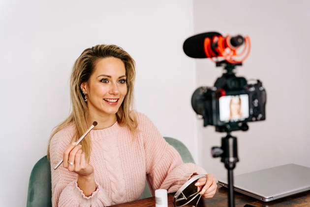 Young woman vlogging makeup tutorial in front of camera at home model released, Symbolfoto, JJF00254