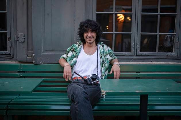 Happy young man sitting on bench model released, Symbolfoto, AXHF00363