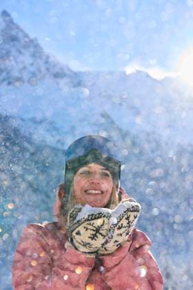 Happy woman with snow standing in front of mountain model released, Symbolfoto, JAHF00321