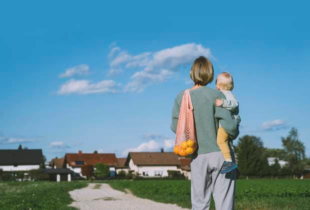 Mother with son looking at houses standing on footpath model released, Symbolfoto, NDEF00372