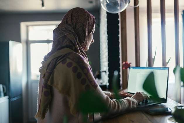 Freelancer working on laptop sitting at table in home office model released, Symbolfoto property released, ANNF00061