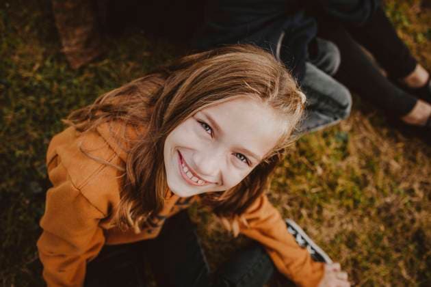 Creative Highlights Symbolbilder Happy girl with brown hair sitting in park model released, Symbolfoto, MDOF00855
