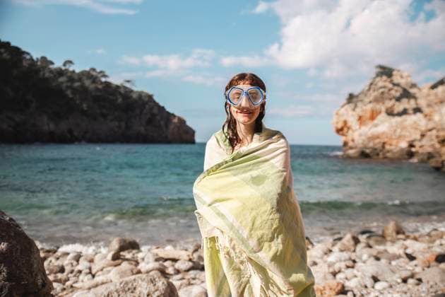 Woman wrapped in blanket after swimming at beach model released, Symbolfoto, PCLF00277