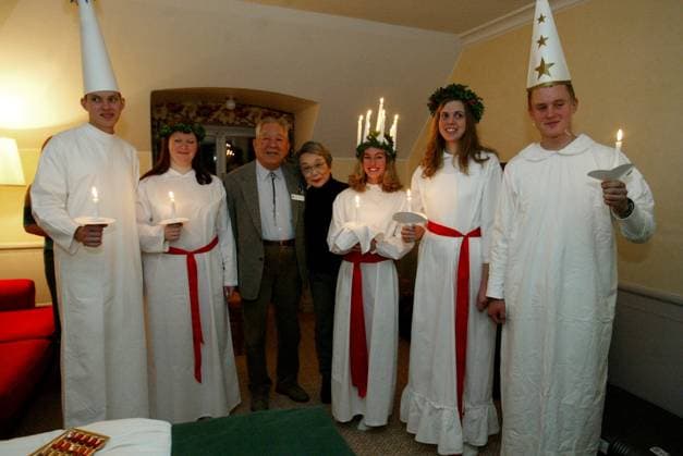 STOCKHOLM 021213- Nobelpristagaren i fysik Masatoshi Koshiba med hustru blev pa Lucia-morgonen uppvaktade pa Grand Hotell. Lucian var Emelie Karlsson med f.d. elever fran Stockholms musikgymnasium. Foto Bertil Ericson Kod 1002 COPYRIGHT SCANPIX SWEDEN STOCKHOLM SVERIGE x1002x *** STOCKHOLM 021213 Nobel Prize winner in physics Masatoshi Koshiba and his wife were greeted on Lucia morning at the Grand Hotel Lucia was Emelie Karlsson with former students from the Stockholm Music High School Photo Bertil Ericson Code 1002 COPYRIGHT SCANPIX SWEDEN STOCKHOLM SWEDEN x1002x  Copyright: xBERTILxERICSONx NOBEL 2002 LUCIAUPPVAKTNING