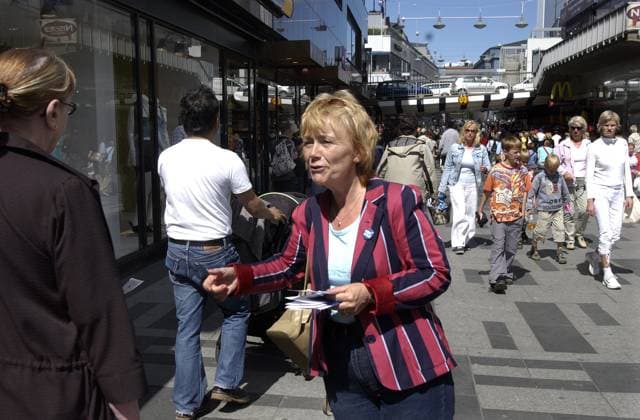 STOCKHOLM 20040609 Beatrice Ask (m), delar ut EU-material inför valet pa söndag i centrala Stockholm. Foto Leif R Jansson SCANPIX Code 50020 x50020x *** STOCKHOLM 20040609 Beatrice Ask m , handing out EU materials ahead of the election on Sunday in central Stockholm Photo Leif R Jansson SCANPIX Code 50020 x50020x.  Copyright: xLeifxRxJanssonx xTTx 50020