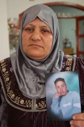 NABLUS 20040325 Tamam Abdoh, the mother of 16 year old Hosam Abdoh holds her son s picture as she talks to reporters in her house in the West Bank city of Nablus March 25, 2004 Israeli troops arrested would be suicide bomber Hosam at a West Bank checkpoint before he could detonate his explosive belt, Israeli army said Foto John Hultgren SCANPIX  Copyright: xJohnxHultgrenx xTTx 20520