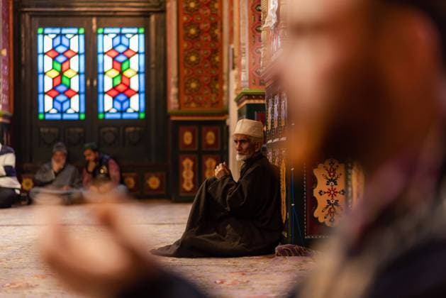 News Bilder des Tages March 24, 2023, Srinagar, India: Kashmiri Muslims pray inside a shrine on the first Friday, second day of Islamic month Ramadan in Srinagar. Srinagar India - ZUMAs197 20230324_zaa_s197_019 Copyright: xIdreesxAbbasx