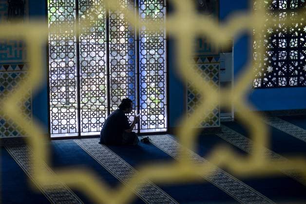 News Themen der Woche KW12 News Bilder des Tages First Friday Prayer Of Ramadan In Bogor, Indonesia A Muslim devotee reads the Quran during the holy fasting month of Ramadan at a mosque in Bogor West Java, Indonesia, on March 24, 2023. Bogor Indonesia  Copyright: xAdrianaxAdiex originalFilename: adinandra-notitle230324_npP46.jpg