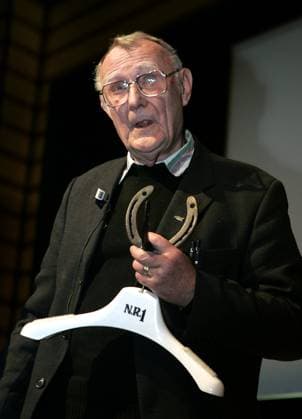 STOCKHOLM 20041125 Ingvar Kamprad, grundare till möbelföretaget IKEA, fick ta emot utmärkelsen 1900-talets främste entreprenör i Sverige. Galge. Foto Anders Wiklund SCANPIX code 50030 x50030x *** STOCKHOLM 20041125 Ingvar Kamprad, founder of the furniture company IKEA, received the award for the best entrepreneur of the 20th century in Sweden Galge Photo Anders Wiklund SCANPIX code 50030 x50030x  Copyright: xAndersxWiklund TTx 50030