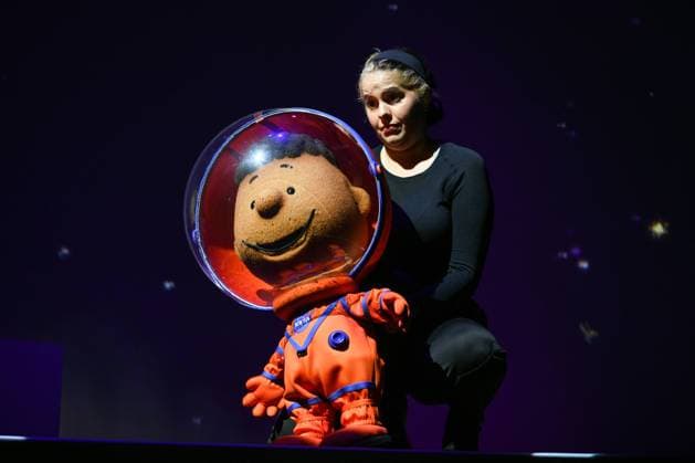 Entertainment Themen der Woche KW12 Entertainment Bilder des Tages Peanuts character Franklin is held by his puppetee during an opening day performance of the new edutainment experience All Systems Are Go at the Kennedy Space Center Visitor Complex, Florida on Friday, March 24, 2023.  KSP20230324006 JOExMARINO