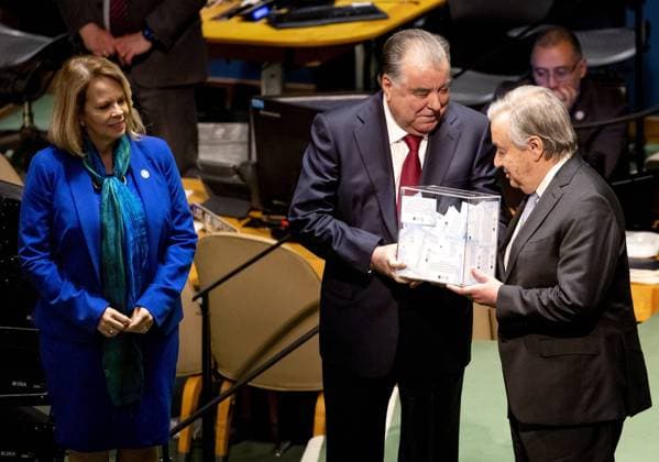 News Themen der Woche KW12 NEW YORK - Prime Minister Evelyn Wever-Croes of Aruba, President Emomali Rahmon of Tajikistan and Antonio Guterres, Secretary General of the UN during the conclusion of the United Nations Water Conference. The conference serves as a prelude to the climate summit in Dubai later this year. ANP KOEN VAN WEEL netherlands out - belgium out  Copyright: xx x465706661x originalFilename: 465706661.jpg