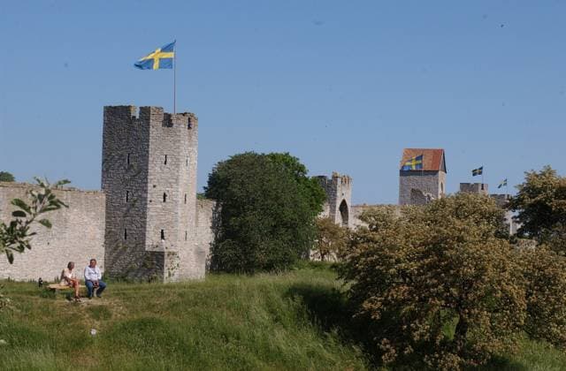 GOTLAND 020606 Swedish flags on the ring wall in Visby, Gotland, on Swedens national day VISBY SVERIGE SVERIGE x1001x  Copyright: xJANxCOLLSIÖÖx VISBY-RINGMUREN