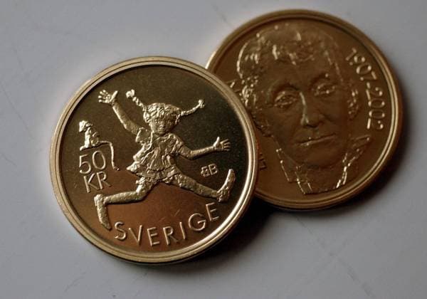 STOCKHOLM 20021114 Myntverket och riksbankschef Urban Bäckström presenterar ett nytt jubileumsmynt med em upplaga pa 100.000, med motiv av Astrid Lindgren pa en sida och pa andra sidan Pippi Langstrump, Stockholm, 14 november, 2002. Endast tva ganger tidigare har människor fatt pryda ett jubeleumsmynt. Senast det begav sig var det Alfred Nobel. STOCKHOLM SVERIGE x71420x *** STOCKHOLM 20021114 Myntverket and Riksbank Governor Urban Bäckström present a new jubilee coin with an edition of 100,000, with a motif of Astrid Lindgren on one side and Pippi Longstocking on the other, Stockholm, November 14, 2002 Only twice before have people been allowed to adorn a jubilee coin Last time it was Alfred Nobel STOCKHOLM SWEDEN x71420x  Copyright: xFredrikxSandberg TTx 71420