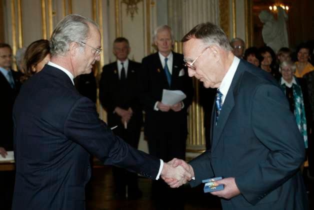 STOCKHOLM 20040129 Konungens medaljutdelningar. Konungens medalj 12e storleken i serafimerordens band direktör Ingvar Kamprad. STOCKHOLM Sverige x1013x *** STOCKHOLM 20040129 The Kings Medal Awards The Kings Medal 12th size in the ribbon of the Order of the Seraphim Director Ingvar Kamprad STOCKHOLM Sweden x1013x  Copyright: xJACKxMIKRUTx Ingvar Kamprad