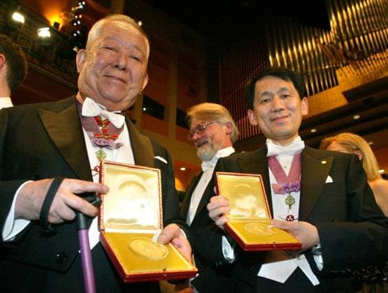 STOCKHOLM 021210 - Fysikpristagaren Masatoshi Koshiba och kemipristagaren Koichi Tanaka visar sina medaljer. För första gangen har Japan tva nobelpristagare. STOCKHOLM SVERIGE x1030x *** STOCKHOLM 021210 Physics laureate Masatoshi Koshiba and chemistry laureate Koichi Tanaka display their medals For the first time, Japan has two Nobel laureates STOCKHOLM SWEDEN x1030x  Copyright: xJONASxEKSTRÖMERx NOBEL 2002 KONSERTHUSET