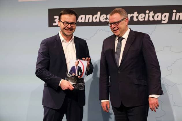 Jan Redmann (Landesvorsitzender) erhält von Michael Stübgen (bisheriger Landesvorsitzender und Innenminister), v.l., eine symbolische Playlist nach seiner Wahl zum Landesvorsitzenden auf dem Landesparteitag der CDU Brandenburg in der Schinkelhalle in Potsdam, 25. März 2023. Landesparteitag der CDU Brandenburg *** Jan Redmann state chairman receives a symbolic playlist from Michael Stübgen previous state chairman and Minister of the Interior , v l , after his election as state chairman at the state party conference of the CDU Brandenburg in the Schinkelhalle in Potsdam, 25 March 2023 state party conference of the CDU Brandenburg