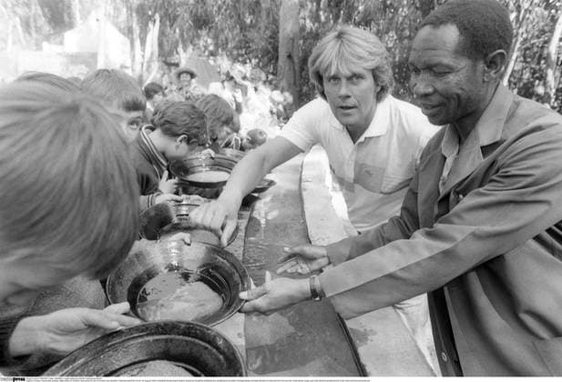 Howard Carpendale (Sänger, Mitte) 08 84 vZ Howard Carpendale bei der Promotion zum Spielfilm Niemand weint für immer im August 1984 in Südafrika Deutschland deutsch deutscher Südafrika südafrikanisch südafrikanischer Mann Schlagersänger Schlager Musiker Komponist Film Kino german south african singer quer halb stehend gestikulierend Kinder Gold suchend suchende sw *** Howard Carpendale singer, mid 08 84 vZ Howard Carpendale promoting the feature film Niemand weint für immer in August 1984 in South Africa Germany German South Africa South African man pop singer pop musician composer film cinema german south african singer cross half standing gesticulating children gold looking looking sw