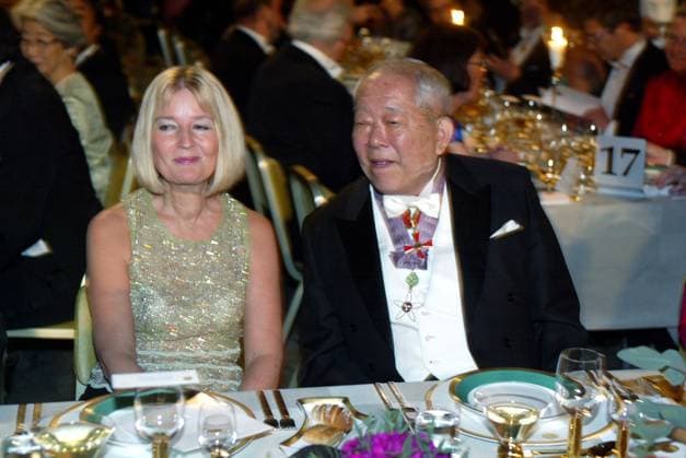 STO - 20021210 - STOCKHOLM, SWEDEN : Masatoshi Koshiba (R) sits at the banquettetable with Culture minister of Sweden Marita Ulvskog (L) during the Nobelprice banquette in the City Hall, Stockholm. EPA PHOTO SCANPIX SWEDEN POOL OLA TORKELSSON PoL STOCKHOLM Sverige x1028x *** STO 20021210 STOCKHOLM, SWEDEN Masatoshi Koshiba R sits at the banquettetable with Culture minister of Sweden Marita Ulvskog L during the Nobelprice banquette in the City Hall, Stockholm EPA PHOTO SCANPIX SWEDEN POOL OLA TORKELSSON PoL STOCKHOLM Sweden x1028x  Copyright: xOLAxTORKELSSONx SWEDEN NOBEL BANQUET