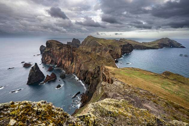  Küstenlandschaft, Steilklippen und Meer, Miradouro da Ponta do Rosto, zerklüftete Küste mit Felsformationen, Kap Ponta de São Lourenço, Madeira, Portugal, Europa *** coastal scenery, Steep cliffs and Sea, Miradouro as Ponta Do Rosto, Rugged Coast with rock formations, Cape Ponta de São Lourenco, Madeira, Portugal, Europe Copyright: imageBROKER/MaraxBrandl ibxmab09135472.jpg