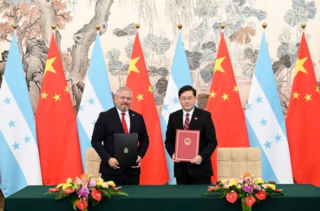 News Themen der Woche KW12 (230326) -- BEIJING, March 26, 2023 -- Chinese State Councilor and Foreign Minister Qin Gang and Honduran Foreign Minister Eduardo Reina attend a signing ceremony of a joint communique on the establishment of diplomatic relations after their talks in Beijing, capital of China, March 26, 2023. ) CHINA-BEIJING-HONDURAS-DIPLOMATIC RELATIONS (CN) ZhangxLing 