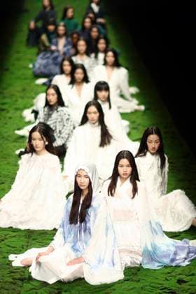 Bilder des Jahres 2023, Entertainment 03 März Entertainment Themen der Woche KW12 BEIJING, CHINA - MARCH 26: Models walk the runway at SHIJIE collection show by Chinese designer Shi Jie on day three of the 2023 Autumn Winter Shanghai Fashion Week at 751D.PARK on March 26, 2023 in Beijing, China.  Copyright: xChinaxNewsxServicex VCG111428956339
