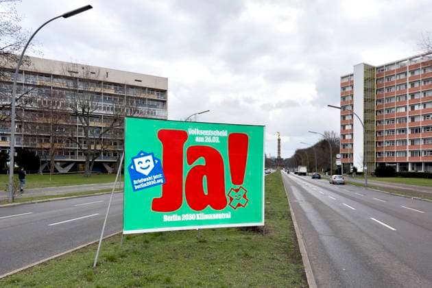 News Themen der Woche KW12 News Bilder des Tages Volksbegehren Berlin 2030 Klimaneutral DEU, Deutschland, Germany, Berlin, 26.03.2023 Plakat Volksentscheid JA am 26.03. Briefwahl jetzt beantragen Berlin 2030 Klimaneutral in Berlin Deutschland. Das Buergerbegehren und Referendum fordert ein Klimaneutrales Berlin, einen radikalen Wandel der Klimapolitik die Einhaltung des 1,5-Grad-Ziels en: Poster Ja Yes for the referendum on 26.03. Apply for postal voting now Berlin 2030 Climate neutral in Berlin Germany. The citizens initiative and referendum calls for a climate-neutral Berlin, a radical change in climate policy and compliance with the 1.5-degree target. *** Referendum Berlin 2030 Climate neutral DEU, Deutschland, Germany, Berlin, 26 03 2023 Poster Referendum Yes on 26 03 Apply for po