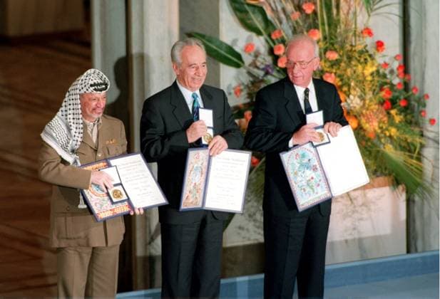 OSLO 19941210. NOBELS FREDSPRIS 1994. Nobels fredspris for 1994 er delt mellom Yasir Arafat, Shimon Peres og Yitzhak Rabin. Fra v: PLO-leder Yasir Arafat, Israels utenriksminister Shimon Peres og Israels statsminister Yitzhak Rabin med medaljer og diplom. Foto: Erik Johansen OSLO NORWAY NORGE EDITORIAL USE ONLY Ref:ylvRufpzeYI.jpg *** OSLO 19941210 NOBEL PEACE PRIZE 1994 The Nobel Peace Prize for 1994 is shared between Yasir Arafat, Shimon Peres and Yitzhak Rabin From v PLO leader Yasir Arafat, Israeli Foreign Minister Shimon Peres and Israeli Prime Minister Yitzhak Rabin with medals and diploma Photo Erik Johansen OSLO NORWAY NORWAY EDITORIAL USE ONLY 