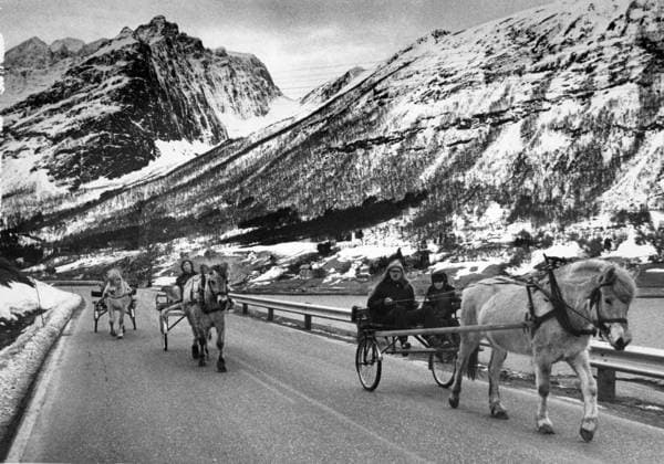 IMAGO History, Ölpreiskrise 1973 historiskebilder SYKKYLVEN 19740110 Oljekrisen forte til mange kreative losninger pa transportproblemene. Her er tre hesteskysser pa vei til kirke i Sykkylven. Fjellet Trollkyrkja i bakgrunnen. Foto: NTB-korr NTB SYKKYLVEN NORGE NORWAY EDITORIAL USE ONLY Ref:ZXZQmRPYzfk.jpg *** historical images SYKKYLVEN 19740110 The oil crisis led to many creative solutions to the transport problems Here are three horse-drawn carriages on their way to church in Sykkylven The Trollkyrkja mountain in the background Photo NTB corr NTB SYKKYLVEN NORGE NORWAY EDITORIAL USE ONLY 