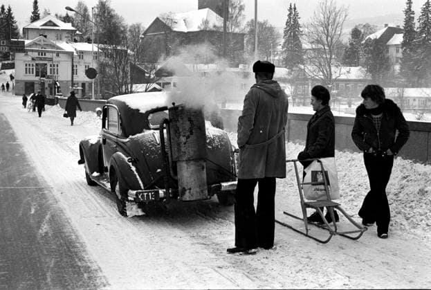 IMAGO History, Ölpreiskrise 1973 HISTORISKEBILDER Kongsberg 197312. Generator-bil knott-bil i Kongsbergs gater. Under oljekrisen kunne denne bilen som gar pa trekull fa sin renessanse. Det er en Mercedes forkrigsmodell pamontert generator. Den eldre generasjon gjenkjente krigstidens knott-bil. Foto Ivar Aaserud AKTUELL NTB Kongsberg Norge Norway EDITORIAL USE ONLY Ref:__hPyZPppZc.jpg *** HISTORICAL PHOTOS Kongsberg 197312 Generator car knob car in the streets of Kongsberg During the oil crisis, this car that runs on charcoal had its renaissance It is a Mercedes pre-war model with a generator installed The older generation recognized the wartime knob car Photo Ivar Aaserud NEWS NTB Kongsberg Norge Norway EDITORIAL USE ONLY 
